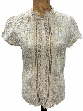 NWT Faded Glory Cream Floral Motif w Lace Placket Top sz-M
